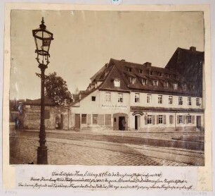 Dresden, das Haus Elbberg 1 (Getreidehandlung A. Lowke) Ecke Augustusallee vor dem Abbruch 1885 für die Verbreiterung der Marschallstraße, Blick nach Westen (heute Rathenauplatz)