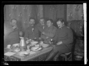 Bockbierabendschoppen in Halles (Ortsteil von Péronne, Dep. Somme, Frankreich)), von links nach rechts: Leutnant Knorr, Leutnant Dell, N.N., Leutnant Wagner und Leutnant Otto Lang