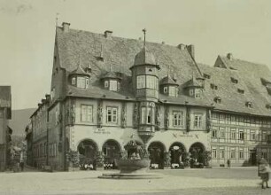 Hotel Kaiserworth : Goslar. Hotel Kaiserworth, ehemaliges Gildehaus der Gewandschneider, mit dem Marktbrunnen