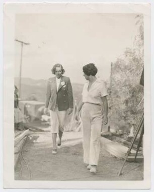 Marlene Dietrich am Set von "Desire", Drehpause (Los Angeles, zirka 1935 - 1936) (Archivtitel)