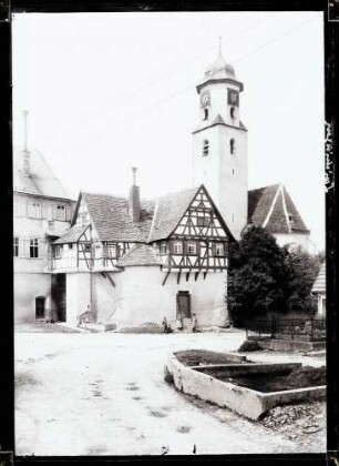 Evangelische Stadtkirche; Von Osten mit Fachwerkhaus
