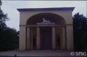 Potsdam, Neuer Garten, Orangerie, Ägyptisches Portal mit Sphinx.