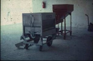 Fotografie: Transportgerät, Handarbeit, Kraftfutter, Befüllung