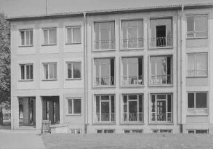 Fetscherstraße : Dresden-Striesen, Fetscherstraße 2. 6. Mittelschule (1957-1958; G. Kintzer, E. Kubin). Straßenansicht