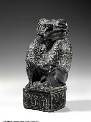 Statuette des Gottes Thot in Gestalt eines hockenden Pavians auf einem Podest