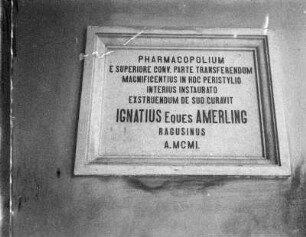 Dubrovnik, Gedenktafel an der alten Apotheke im Franziskanerkloster