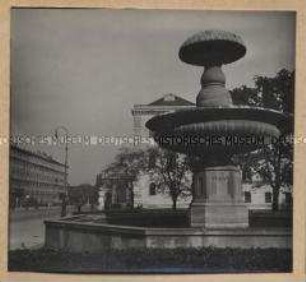 München, Wittelsbacher Brunnen gegenüber der Universität mit Blick auf das Siegestor