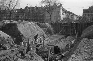 Bau der Unterführung unter der Durlacher Allee, die den Bahnhof Durlach mit dem Wohngebiet südlich der Durlacher Allee verbinden wird.