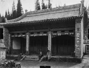 Doppelportrait : Portrait zweier Expeditionsmitglieder vor einem Gebäude im chinesischen Stil im Tian Shan Hochgebirge