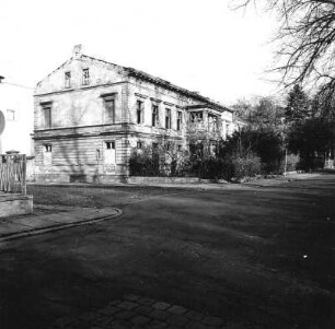 Cottbus-Mitte, Puschkinpromenade. Wohnhaus (ruinös). Eckansicht