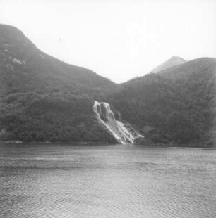 Reisefotos Norwegen. Küste bei Hammerfest mit Wasserfall