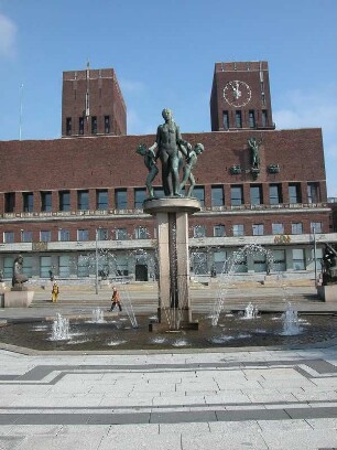 Oslo - Rathaus und Brunnen : Rathaus und Brunnen. Aufgenommen in Oslo im September 2004