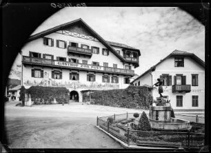 Österreich, Sankt Gilgen. Marktplatz mit Mozartbrunnen