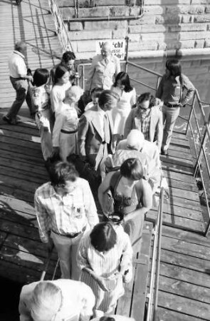 26. Tagung 1976 Physiker; Aufbruch zur Mainau: Gruppen auf Steg; mittig: Ivar Giaever, Brian D. Josephson