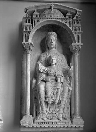 Abguß der thronenden Madonna vom Tympanon des Südwestportals von Notre-Dame