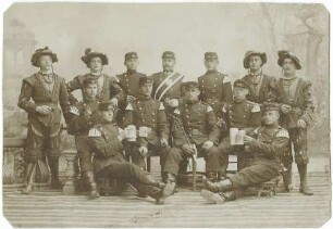 pielleute des Regiments, teilweise in historischen Kostümen, anlässlich des historischen Festzuges am 3. und 4. August 1902 in Ravensburg, in Fotoatelier vor Kulisse
