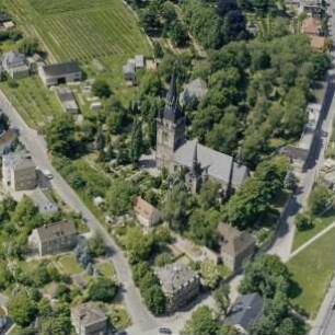 Pfarrkirche : Pfarrkirche und alter Dorfkern zwischen Merbitzer Straße und Am Kirchberg