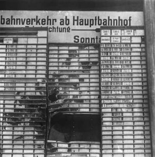 Dresden. Zerstörter Straßenbahnfahrplan am Hauptbahnhof
