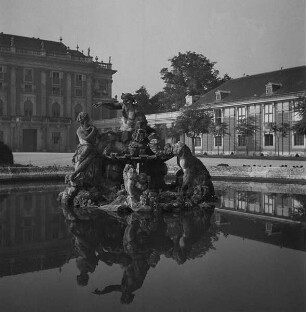 Brunnenanlage mit der Darstellung der Donau, Inn und Enns