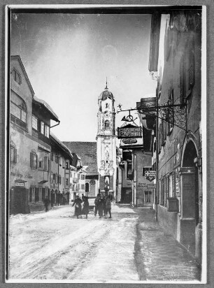 Mittenwald, Ortsansicht : Mittenwald. Obermarkt. Blick zur Pfarrkirche St. Peter und Paul. Winteraufnahme