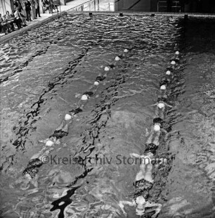 Hallenbad [später Travebad-Schwimmhalle]: Konrad-Adenauer-Ring: Einweihung: Schwimmbecken: Vorführung Synchronschwimmerinnen: 9. Mai 1975