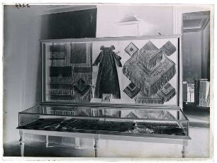 Stickerei-Schrank "Frau Dr. Meyer", Ausstellung