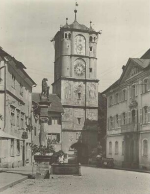 Wangen im Allgäu. Ansicht des Ravensburger Tores (auch Frauentor genannt). Im Vordergrund der 1490 errichtete Adlerbrunnen