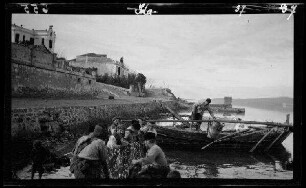 Fischerboote am Ufer [Aiwalyk (= Ayvalýk, Prov. Balýkesir, Türkei)]