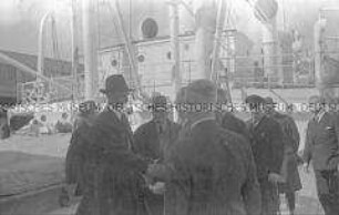 Selbstversenkung des Hochseepassagierdampfers "Columbus" am 19. Dezember 1939, Heimfahrt der älteren Besatzungsangehörigen (54-60 Jahre) vom Internierungslager auf Angel Island, Kalifornien, an Bord des italienischen Dampfers "Fella"