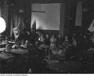 Radeburg, Berbisdorf, Hauptstraße 26. Berbisdorfer Schule (POS Berbisdorf), u.a. Einschulung, Zuckertüte, Zuckertütenbaum, 1952