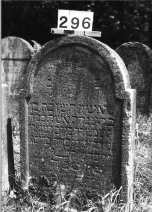 Grabstein 296 (Index: 100085264) Maße HxBxT: 92x58x12 cm Beschreibung: Stele, eingezogener Rundbogenabschluß, Schriftfeld eingetieft: Grabstein 296
