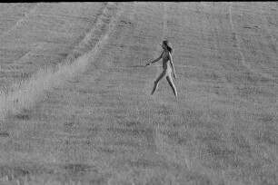 Čičmany. Akt-Pleinair 1980. Abgeerntetes Feld mit einer jungen Frau