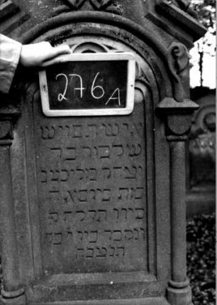 Grabstein 276 (Index: 100112062) Material: Sandstein Zustand: gut Maße HxBxT: 164x63x30 cm Beschreibung: ädikulaartige Stele mit 3/4-Säulen, profilierter Sockel, schräg eingezogener Rundbogenabschluß, eingetieftes Schriftfeld Symbolik: Ranken, Rundbogenfries: Grabstein 276A