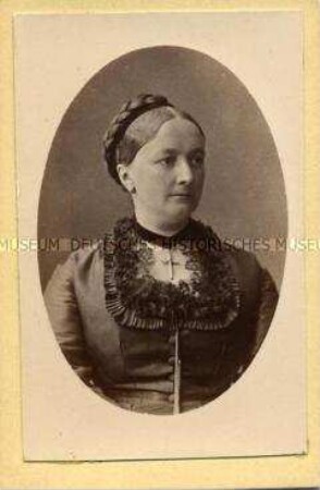 Porträtfoto - Frau im Oval in dunklem Oberteil