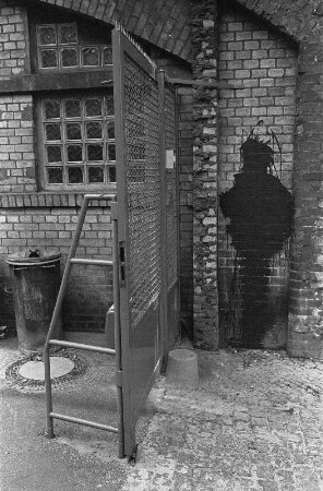 Berlin-Charlottenburg : In Berlin-Charlottenburg, Savigny Platz, Graffiti: Richard Hambleton (N.Y.); siehe 893_, 923_, 924_, 911_, 934_