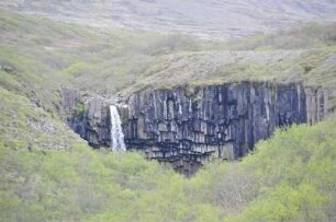 Svartifoss-Wasserfall von Basaltsäulen umrahmt : Der Svartifoss-Wasserfall an der isländischen Südküste wird von Basaltsäulen umrahmt, aufgenommen am 26. Mai 2012