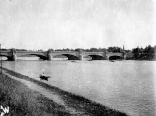 Leipzig: Elsterbecken, Zeppelinbrücke v. Mittelbecken aus