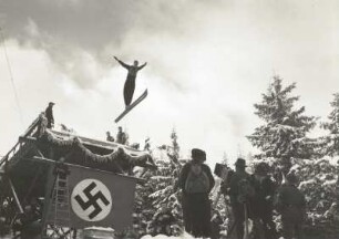 Osterzgebirge. Sachsenschanze am Geisingberg. Skispringen während der Deutschen Skimeisterschaften. Springer nach dem Absprung vom Schanzentisch