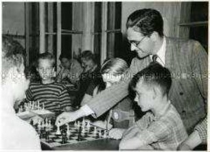 Der Schachspieler Rudolf Teschner leitet den Schachunterricht am Steglitzer Gymnasium