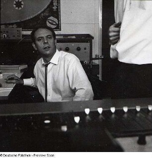Portraitserie Karlheinz Stockhausen : Karlheinz Stockhausen (1928-2007; Komponist). Aufnahme im Studio für elektronische Musik des Westdeutschen Rundfunks Köln (WDR)
