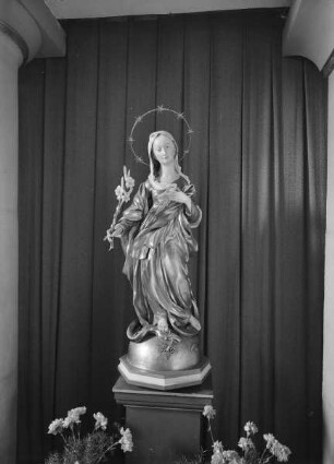 Maria auf der Weltkugel