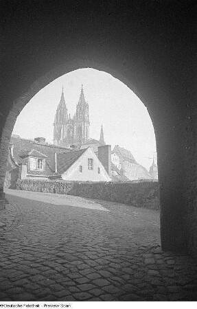 Reiseaufnahmen aus Meißen : Blick durch das untere Burgtor in Richtung Schlossbrücke