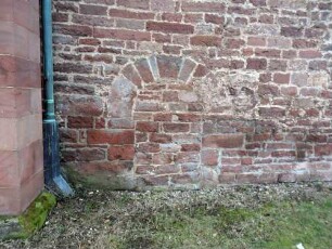 Nordturm von Osten-Basis mit vermauertem Eingang