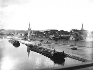 Karlstadt. Stadtansicht mit Stadtmauer. Blick über den Main mit Schleppkähnen