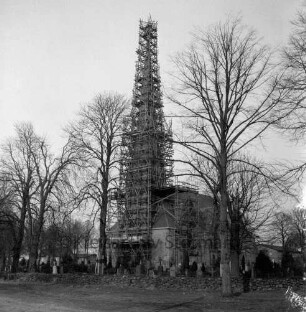 Friedenskirche: Turm mit Gerüst: Blick von Südwesten: davor Kirchhof und Bäume