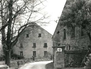 Panschwitz-Kuckau-Lehndorf, Am Park 9. Ehemaliges Rittergut (1701/1800). Hofeinfahrt