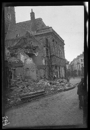 Bapaume (Dep. Pas-de-Calais, Frankreich): "Rathaus von der anderen Seite"