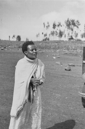 Frau in Fiche : Portrait einer jungen Amhara-Frau in einer Landschaft
