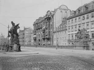 Dresden-Altstadt. Carolabrücke (1892-1895, H. Klette, C. Köpcke, K. Manck). Brückenkopf mit Sandsteingruppen (1895, F. Offermann) gegen Elbberg mit Güntzbad (1903-1905, E. Bräter)