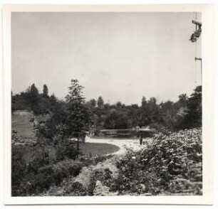 Deutsche Gartenschau 1950 auf dem Killesberg, Stuttgart: Blumenbeete mit Plattenweg vor Teich mit Seerosen